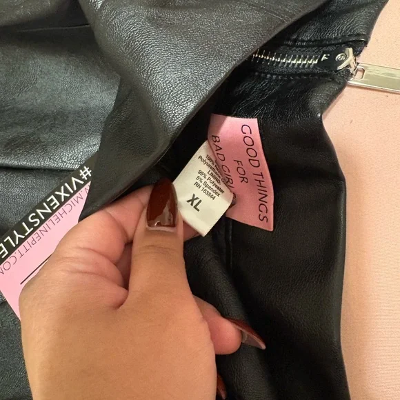 Vixen by micheline Pitt Women's high waisted faux leather shorts black - Picture 5 of 7